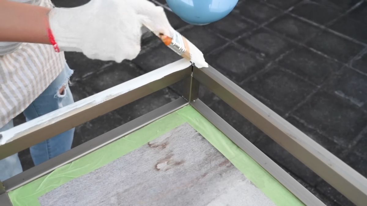 4. 稀釋油漆，油漆與水的比例為1:10。然後將整台活動櫃刷上油漆，先刷接縫等細小的地方，再刷大面積。這次改造，置物櫃區的門板也都要刷成白色。