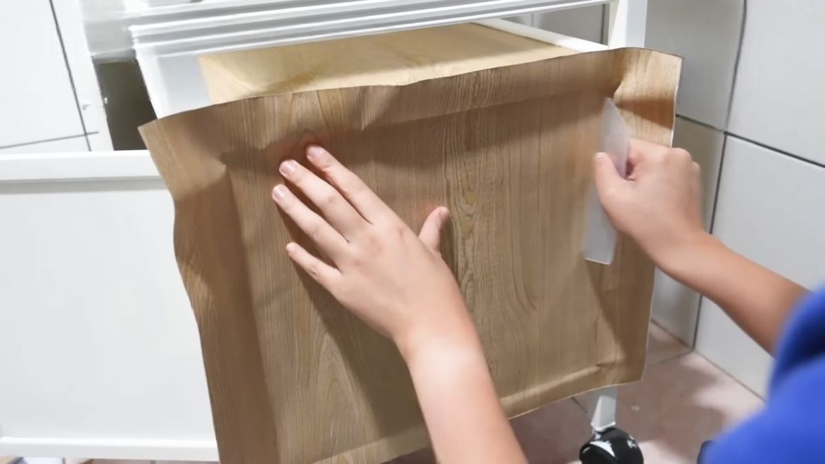 8. 這種自黏貼皮，撕開背膠即可貼上，先把需要的尺寸量好、裁切好。貼的時候可以邊貼邊用刮刀幫忙撫平，這樣會貼得更平整。