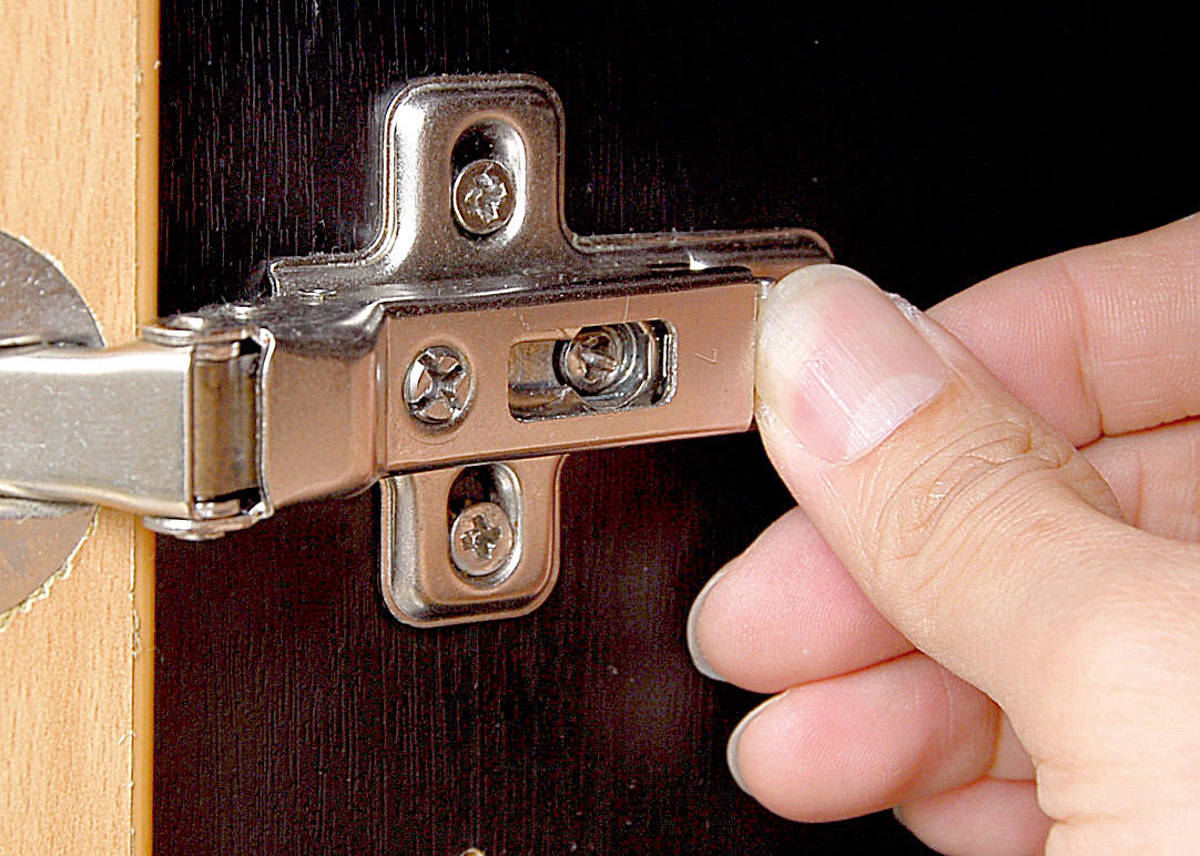 1. 底下門縫先找東西墊著，以防拆卸絞鍊後，門板歪斜難以安裝。