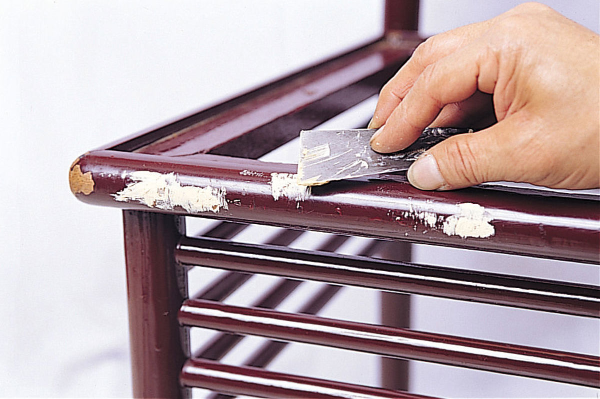 4. 把平面修整好後，就可以上漆了。買漆的時候要注意一下要選接近的顏色，可選購木頭專用漆，上色後較牢固比較不會再掉漆。