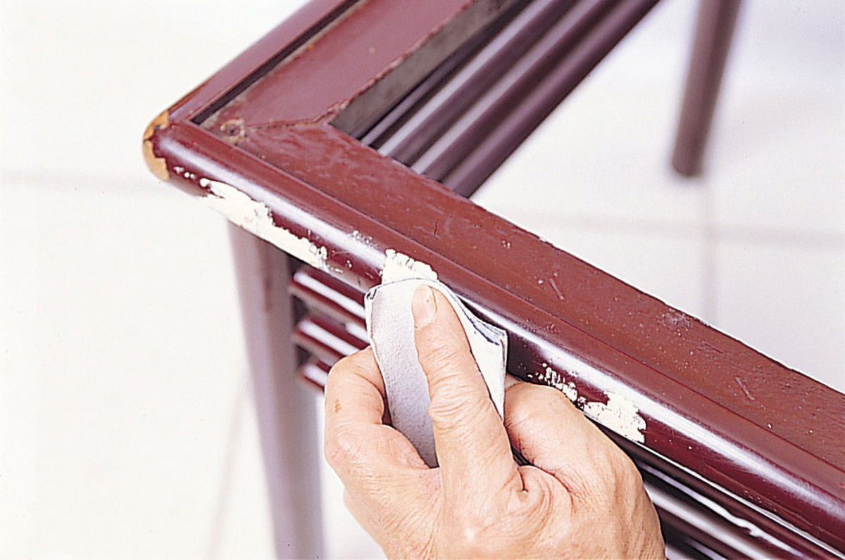 3. 如果椅子的漆有點厚度，掉漆的時候要先補土，把掉漆的地方填平，這樣上漆後才不會有凹痕。補土後可用細沙紙打磨一下，讓補土跟椅子的漆面高度一致。