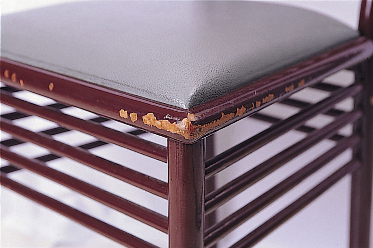 1. 椅子木頭掉漆很嚴重。