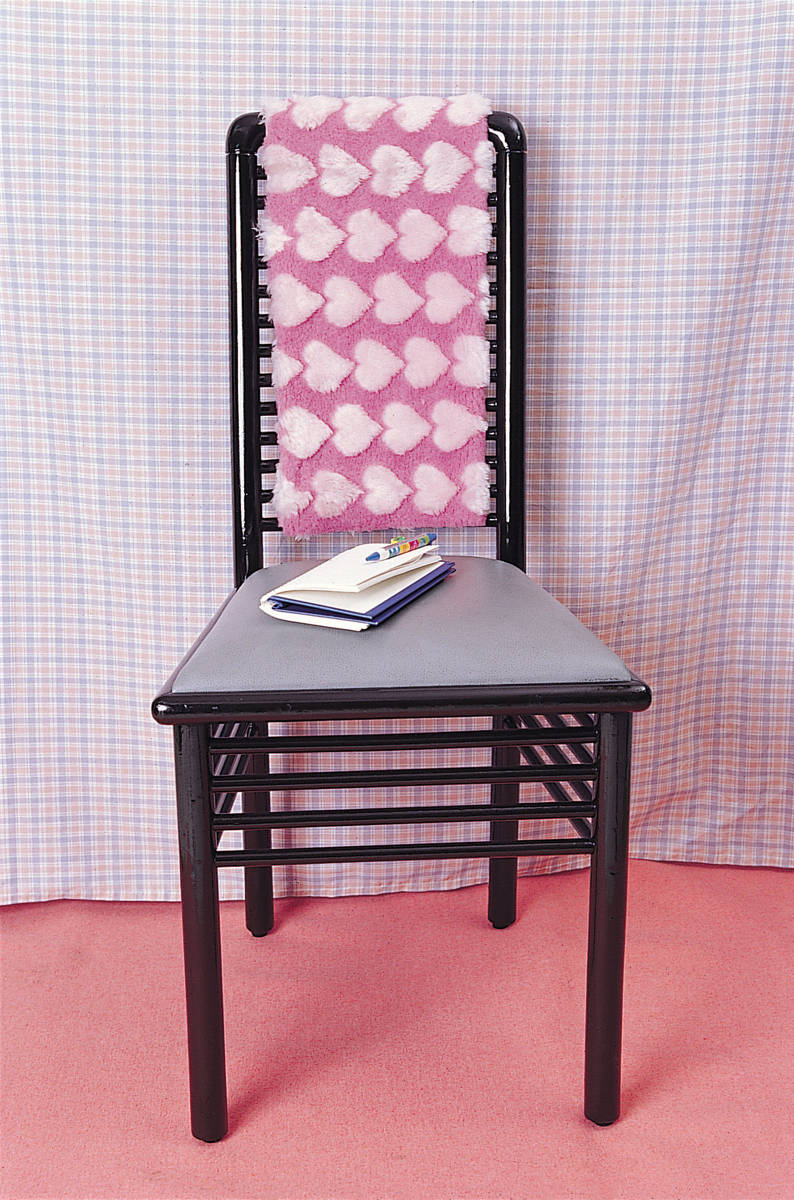 5. 最後可以再補上一層亮光漆，讓椅子看起來有光澤，修補好就會像新的一樣囉。 