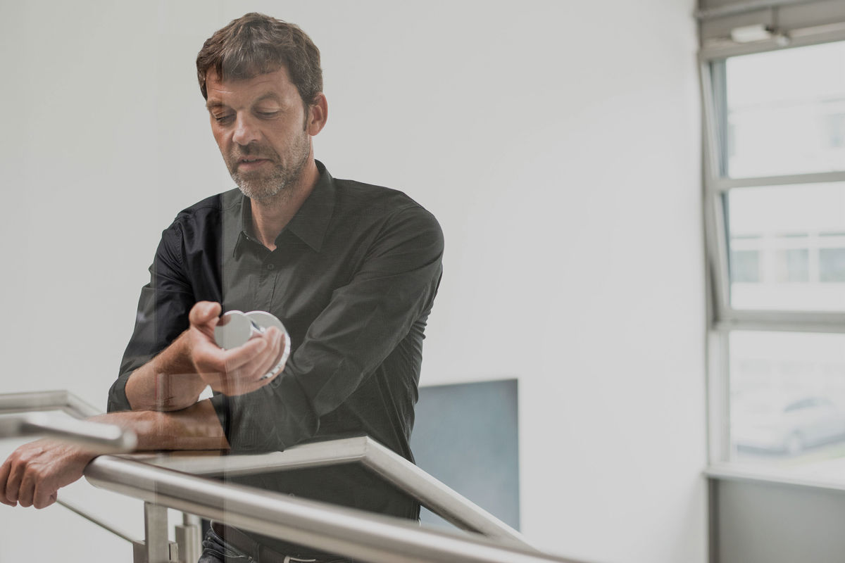 Dominik Tesseraux是德國著名工業設計師,專注於浴室與室內設計領域,作品注重細節,追尋簡約精神,並致力將創新技術與傳統工藝結合;KEUCO IXMO設計的推出,讓他與品牌在國際設計大獎中獲得的盛譽評價。