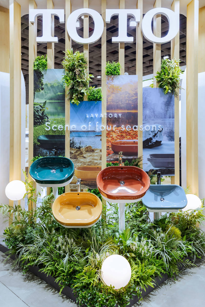 TOTO絢彩四季之境系列概念新色臉盆春墨綠、夏陽橙、秋楓紅、冬暮藍(顏色由左至右)。