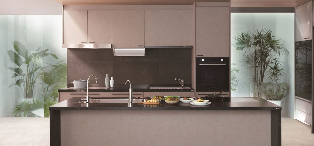 Panasonic 的 L-CLASS 日本進口廚具,讓親子能在餐廚空間共處用餐,甚至一起烹飪,既安心又促進好感情。