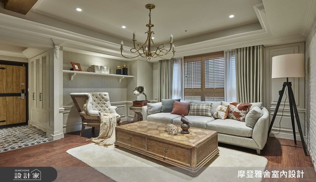 設計師採用明亮清爽的色調,並於天花適當加入局部線板,搭配立面百葉窗與複合屏風櫃體,有效放大 28 坪居家的客廳空間。