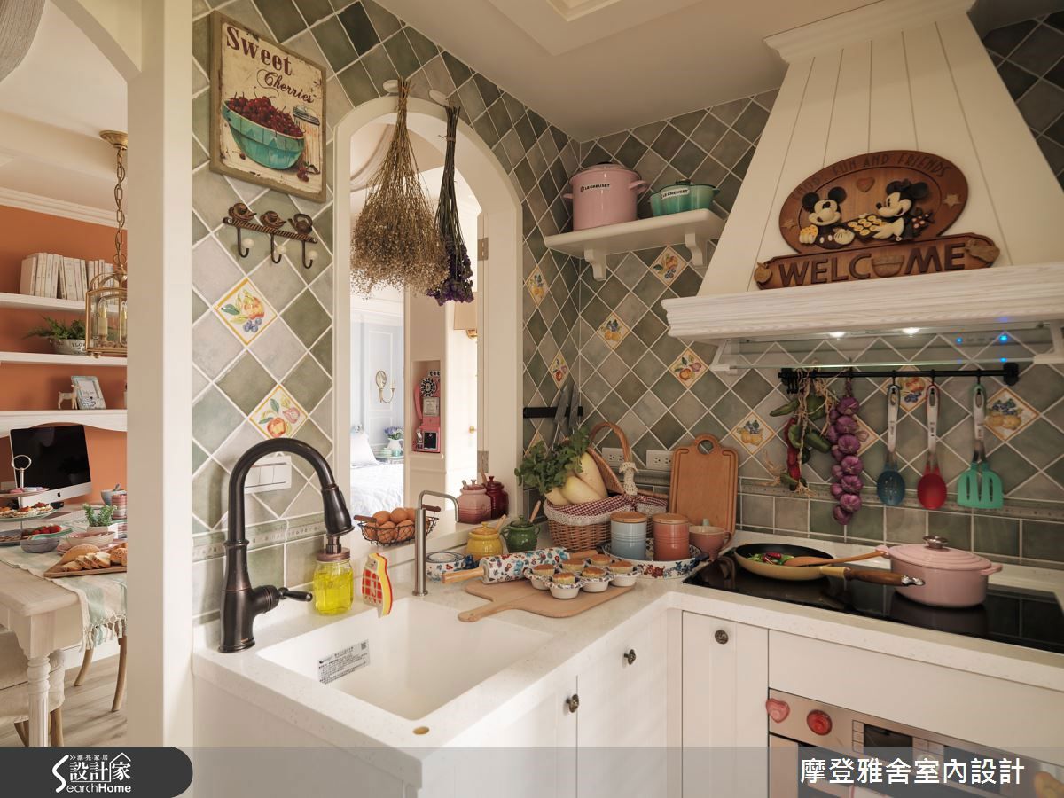 餐廚空間可利用磁磚拼貼、廚具、餐具等元素打造強烈鄉村風格。