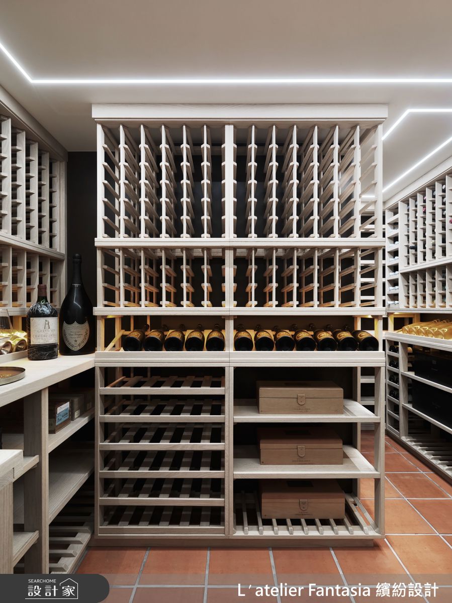 酒窖設計更是本案的一大亮點,呼應屋主作為收藏家的品味,以精緻層架搭配間接燈光烘托氛圍,並導入智能溫濕控制系統,為每一瓶珍藏佳釀打造最理想的儲存環境。