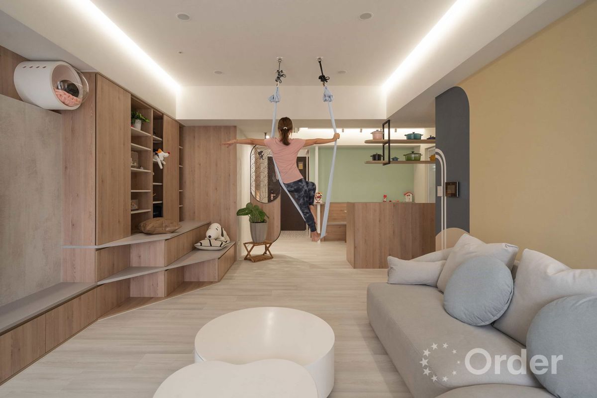 歐德傢俱結合收納與吊床設計,打造可運動、可放鬆的多功能客廳空間,滿足親子共樂與日常舒壓需求。