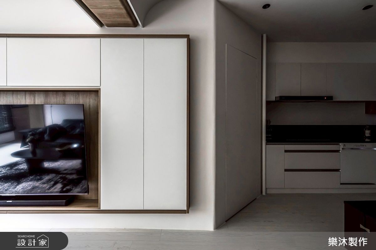 電視牆則以線條、塊面與燈光作出層次變化,簡單卻富有表情。