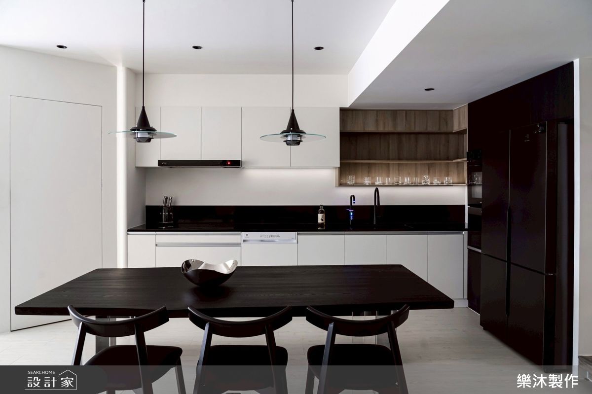 原本封閉式廚房打開後,讓餐廚區變得更加寬敞好用,不再拘泥於傳統分隔,也讓生活更輕鬆。