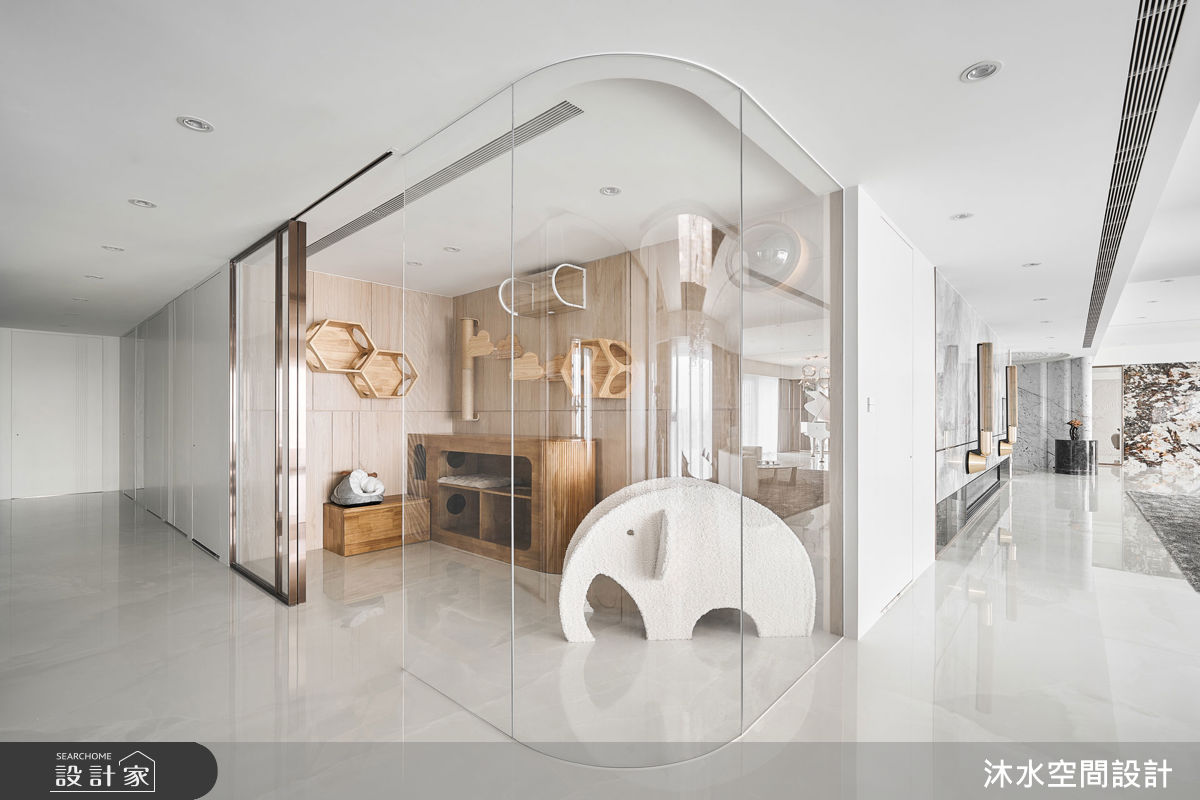 多層次的貓跳台、隱藏式通道與收納機能，不僅滿足貓咪的攀爬與探索需求，也兼顧整體視覺美感。