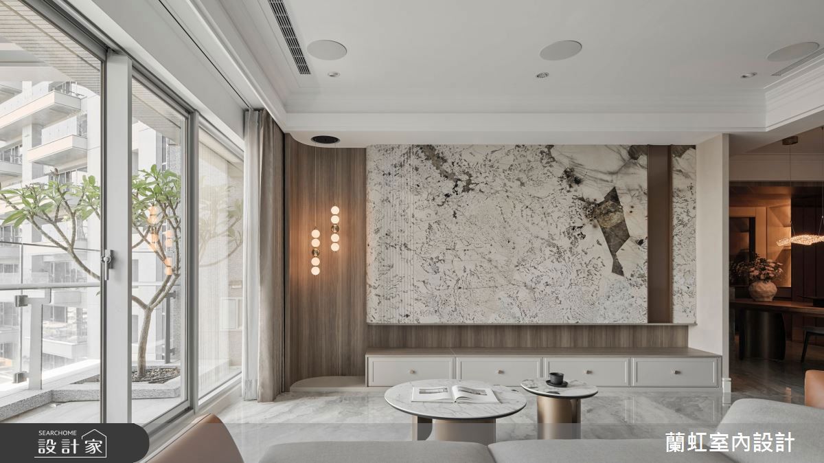 奧德賽石材製成電視牆與木皮的搭配,讓立面呈現不張揚的奢華氣質。