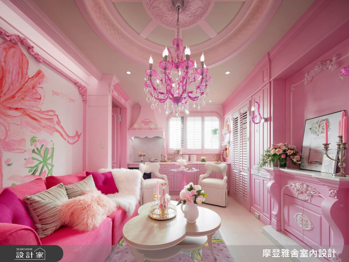 僅 13 坪的屋案以深淺層次的粉紅色蛇型雕花線板、吊燈、木百葉及軟件彰顯新古典的華麗與溫柔。