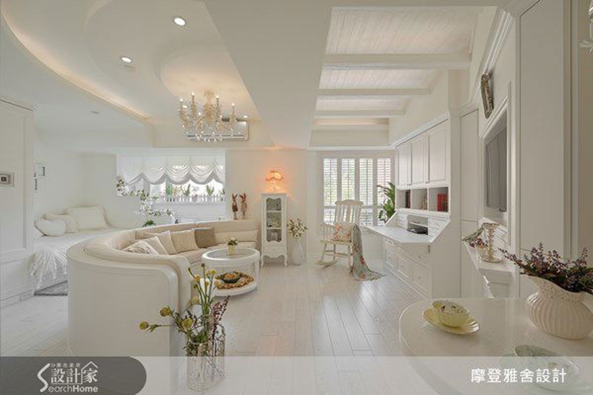 15 坪美式小宅以全全室純白色系打造極度通透的視覺感受,設計師將公領域巧妙順應結構樑走向打造延伸感。
