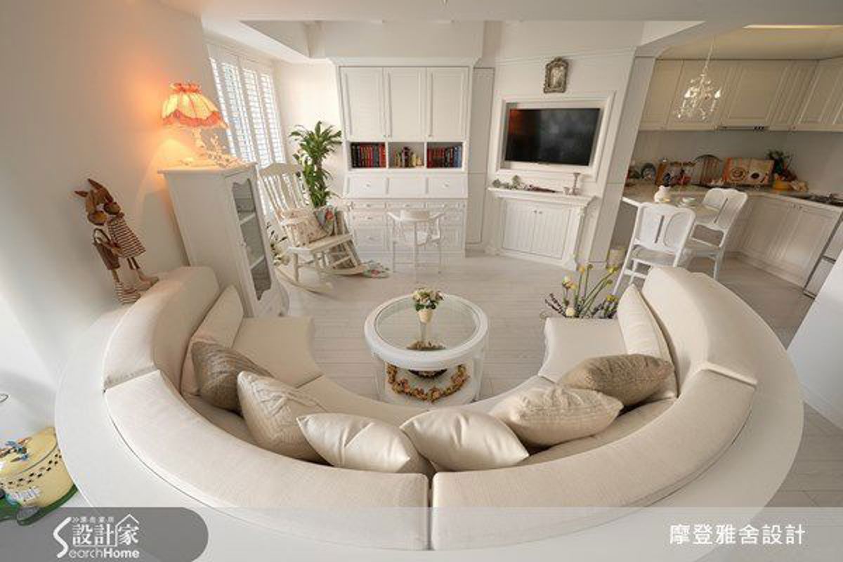 全開放設計考量到油煙問題,將 L 型廚房安排在入戶處,以公領域作為緩衝,與睡眠區域形成對角線配置。