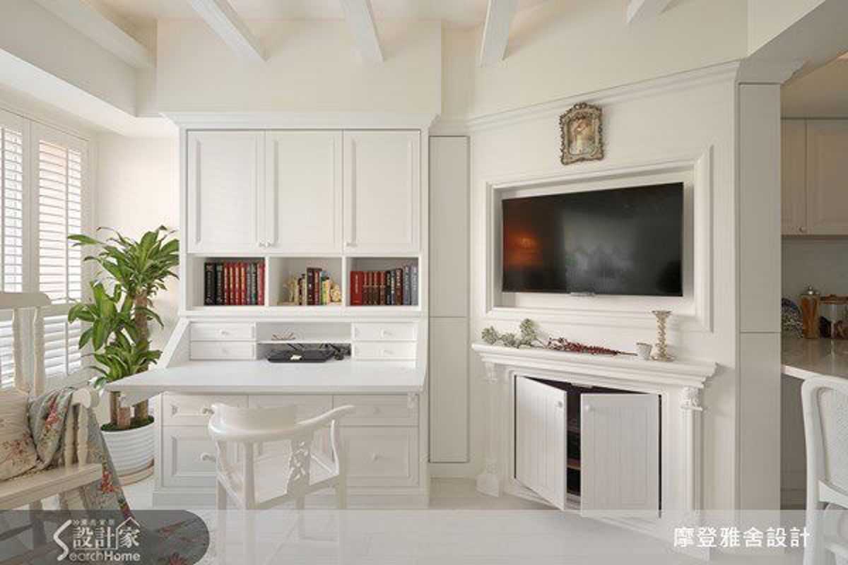 15 坪美式小宅將垂直空間運用得淋漓盡致,善用樑下空間打造複合式可收納多功能書桌與內嵌電視牆,為有限空間大量留白。