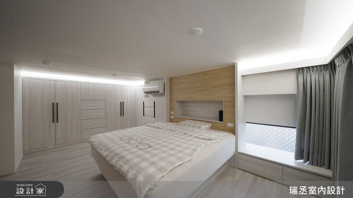 床頭壁龕結合臥榻設計，整合機能同時創造空間使用彈性。