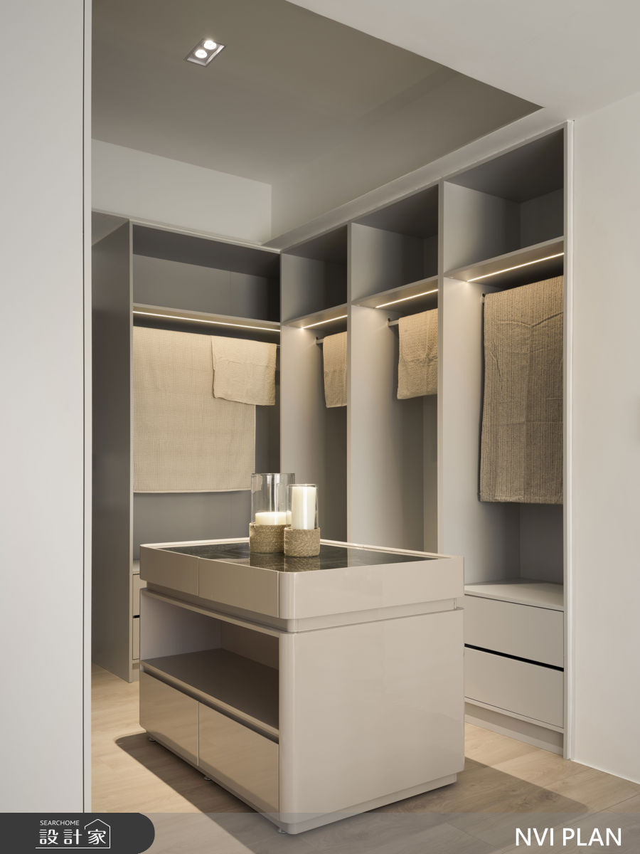 開放式更衣室,讓動線流暢、櫃體簡約,無論是日常穿搭還是靜置思緒,皆從容優雅。