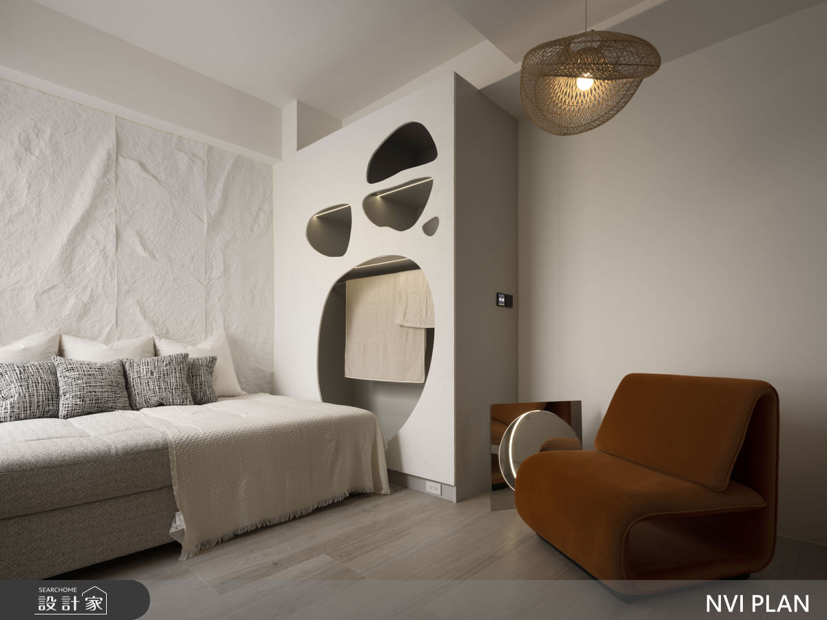 客房以藝術塗料造型櫃內嵌燈光,柔和照明勾勒出材質紋理,也為空間注入一絲活潑氣息。