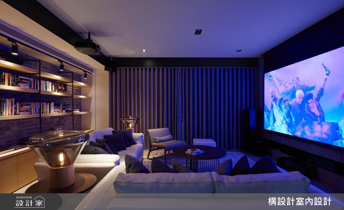 投影布幕搭配智能燈光與語音連動，打造專屬家庭劇院