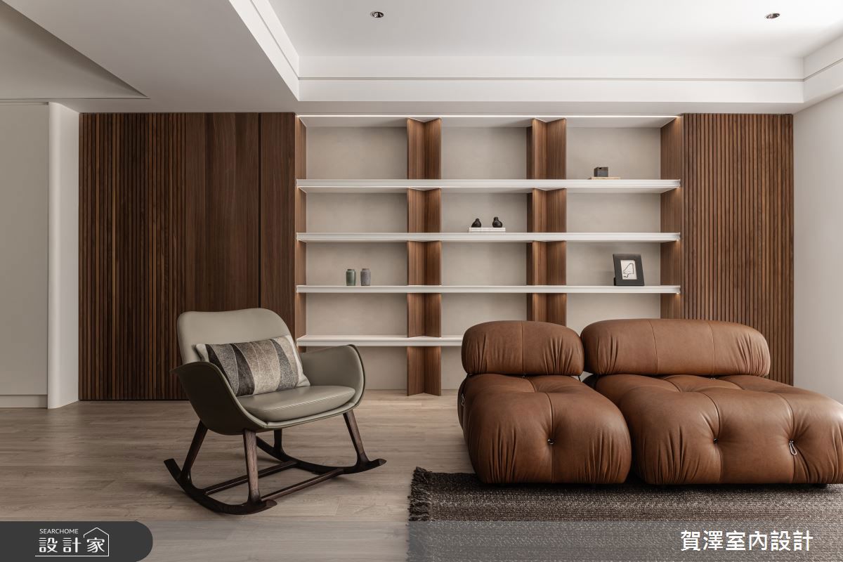 Poltrona Frau 的Martha系列搖椅腳以 實木彎曲成弧形，搖幅適中，強調放鬆節奏而非誇張搖擺，適合長時間休憩或閱讀使用