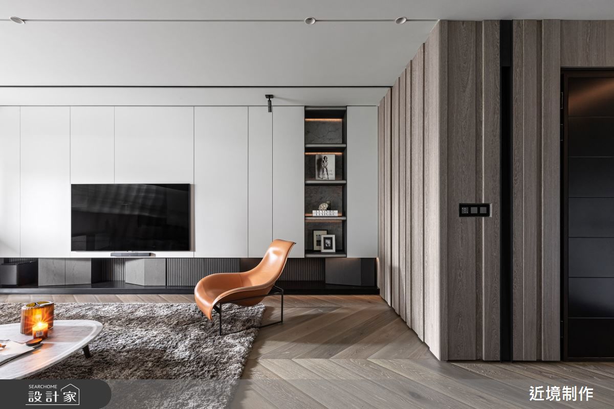 B&B Italia的Mark Armchair採用極簡線條與柔和曲面融合，椅背略微傾斜，與座椅的黃金比例設計提供出色的包覆感與坐感