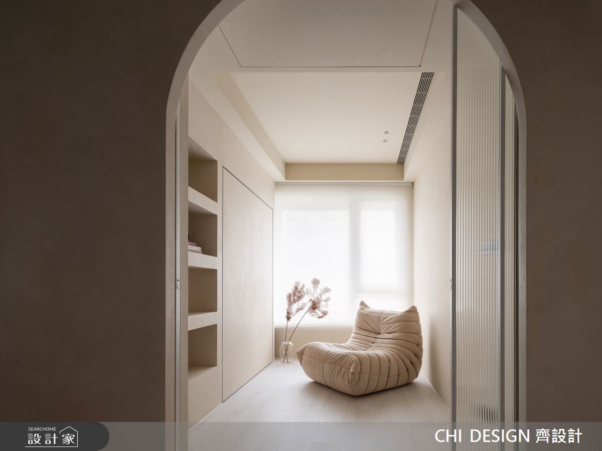 Ligne Roset 的TOGO 最獨特之處在於它 完全由高密度泡棉構成，沒有任何木質或金屬骨架。讓整體擁有極佳的柔軟度與支撐力，兼顧彈性與舒適