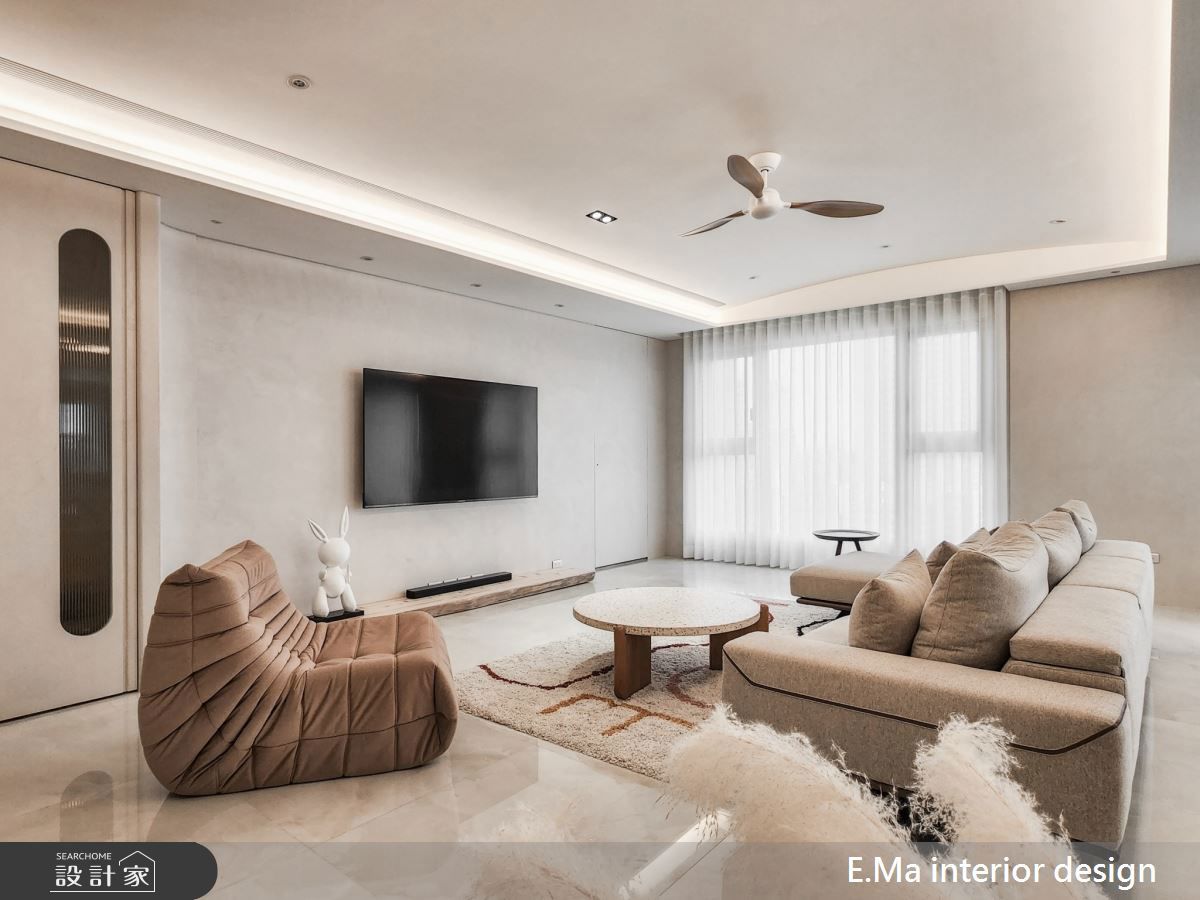 Ligne Roset TOGO低矮、趴臥式輪廓（Lounge profile） 和俐落的幾何摺痕，完美貼合人體自然坐臥的姿態