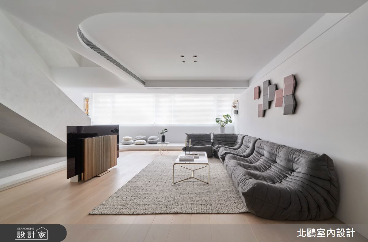 Ligne Roset TOGO連續弧線與縱向車縫線 展現現代主義與隨性精神的結合，擁有強烈辨識度與藝術感