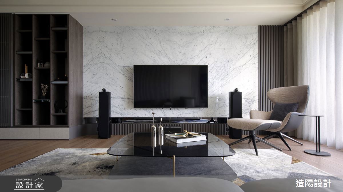 Poliform Mad Joker 高背椅身設計，宛如一雙向內微收的翅膀，帶來極佳的包覆感與視覺上的私密性，特別適合閱讀、放鬆或沉思