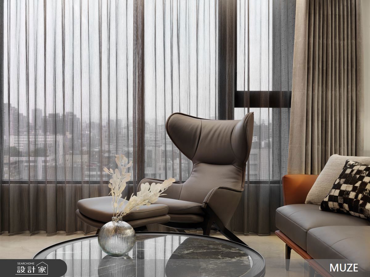 Cassina P22提供出色的腰背支撐與長時間乘坐的舒適性，營造如 cocoon（繭型）般的安全感與沉靜氛圍