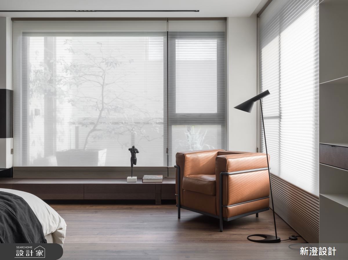 Cassina LC2最具辨識度的特色之一是將金屬管狀框架設計於椅體外部，「結構外露」語彙突破了當時傳統家具「將結構隱藏」的做法，展現出建築語彙的理性與現代感