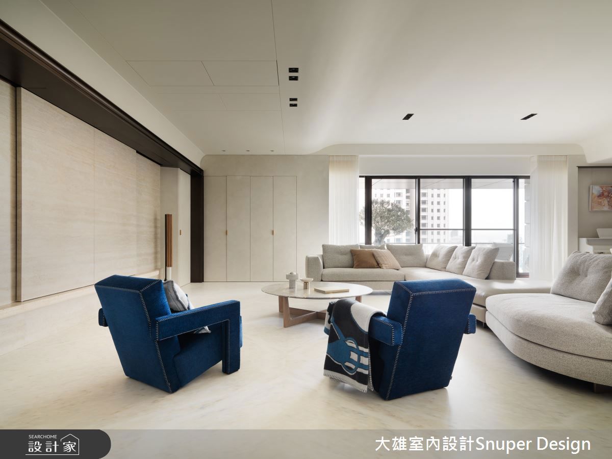 Cassina Utrecht Chair 以直線、矩形與俐落的角度構成整體輪廓，Z 字型的扶手與椅腳連續結構，讓椅身在視覺上有種懸浮感，卻又極為穩固