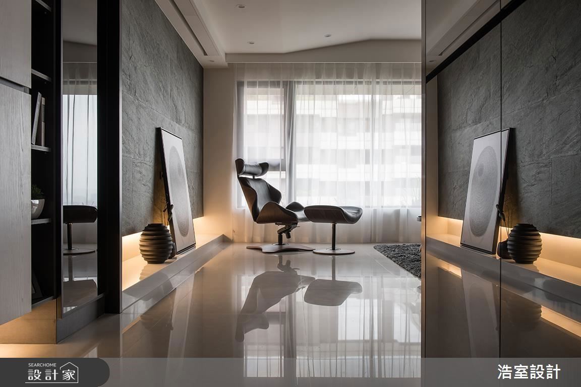 Vitra Eames Lounge Chair & Ottoman是設計史上最具代表性的經典單椅之一，由傳奇設計師夫妻 Charles & Ray Eames 於 1956 年為 Herman Miller 設計