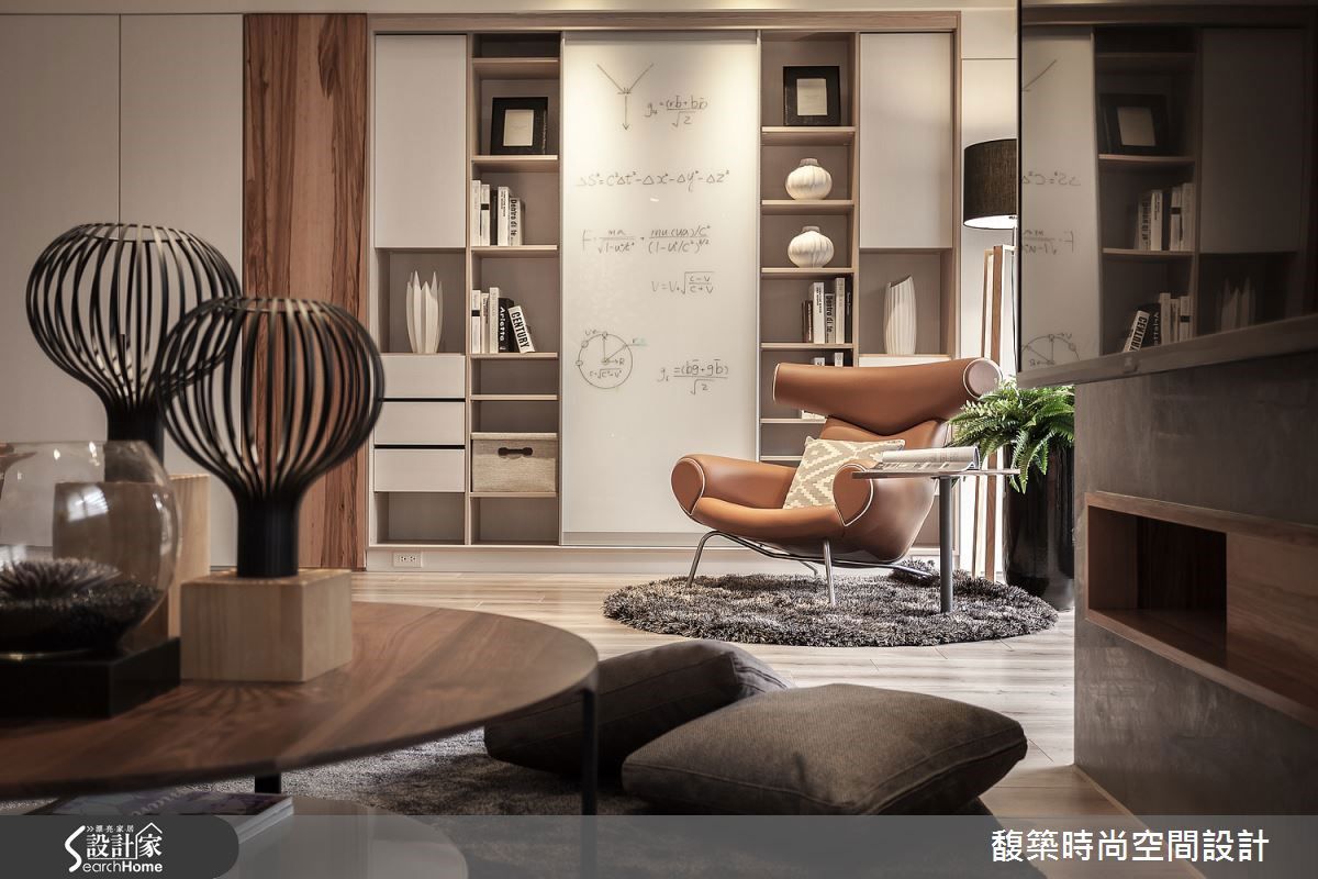 Wegner Ox Chair最具標誌性的設計是其寬大的頭枕，如牛角般向外延伸，象徵力量與威嚴，呈現張開雙臂般的姿態，賦予空間強烈雕塑感