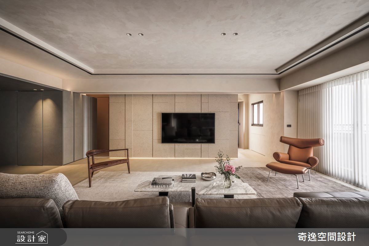 Wegner Ox Chair細長拋光的不鏽鋼椅腳與厚重椅體形成對比，使整體看起來浮在空中，增添現代感與視覺輕盈度