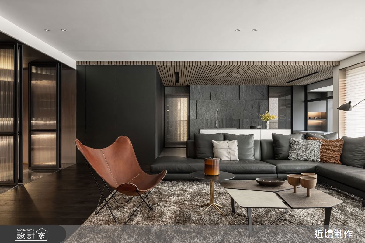 Mariposa Chair (Butterfly Chair) 椅面以一整塊皮革或帆布自然垂掛，搭配金屬細框結構，構成如蝴蝶展翅般的造型，極具空間穿透感與雕塑感