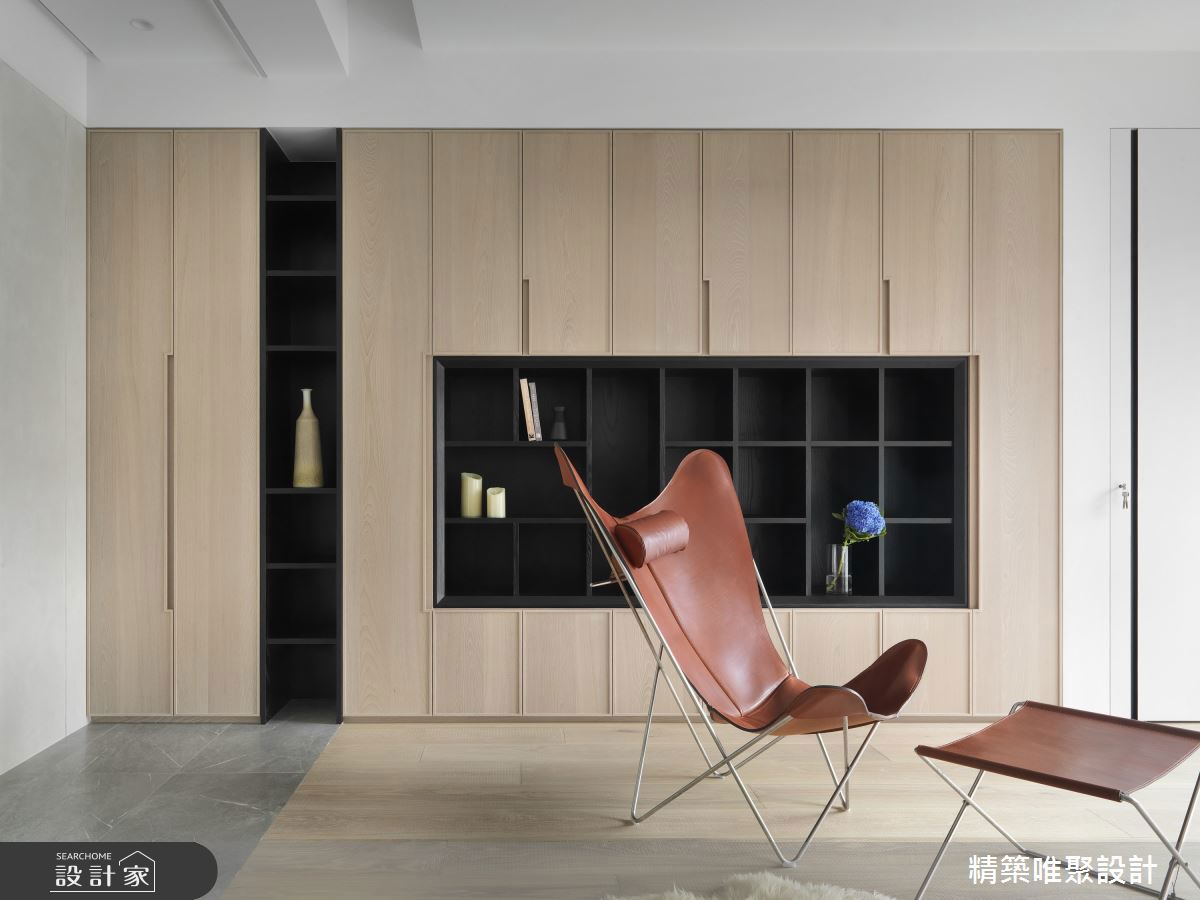 Mariposa Chair (Butterfly Chair)細緻彎曲的鋼製椅腳構成X型支撐結構，不僅線條簡約現代，也方便拆卸與搬運，具有高度實用性