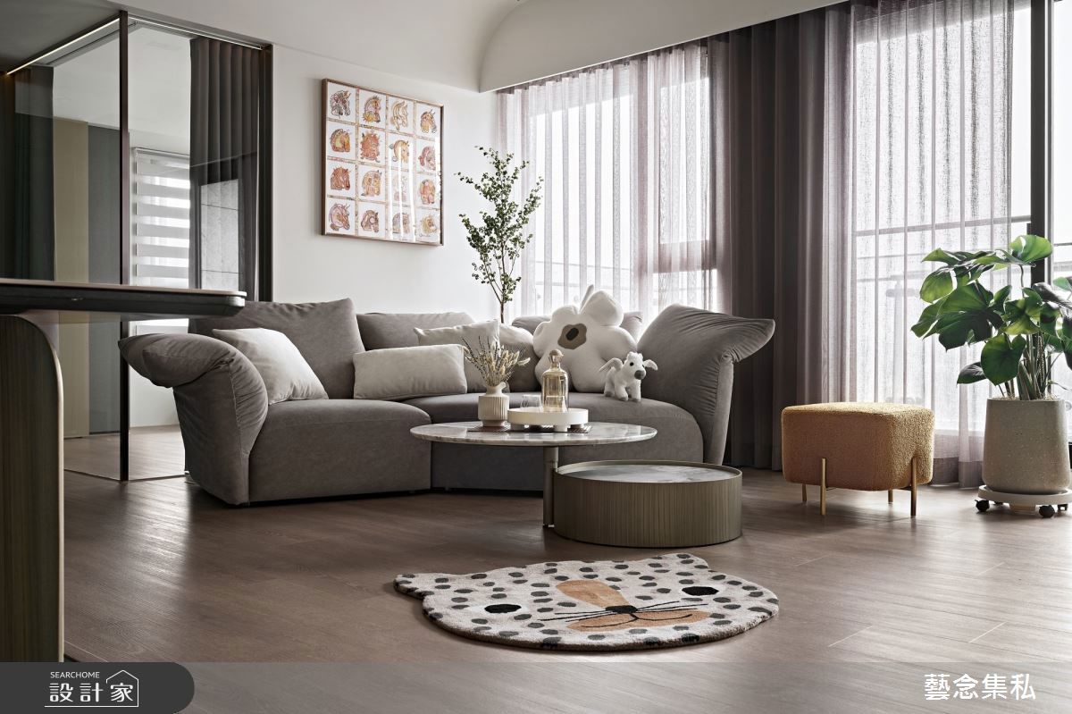 Edra Standard Sofa由知名設計師 Francesco Binfaré 操刀，是一款結合極致舒適、雕塑造型與高端工藝的劃時代沙發作品，也常被暱稱為「花瓣沙發」