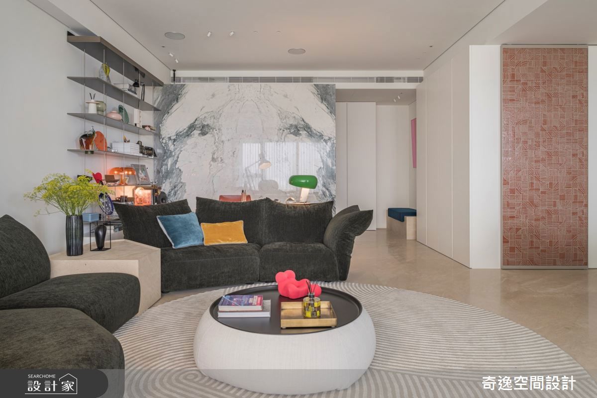 Edra Standard Sofa最具代表性的設計是其獨家專利的可調式背靠與扶手系統「Smart Cushion」猶如花瓣般展開、彎曲、折疊。每個背靠都能自由調整角度