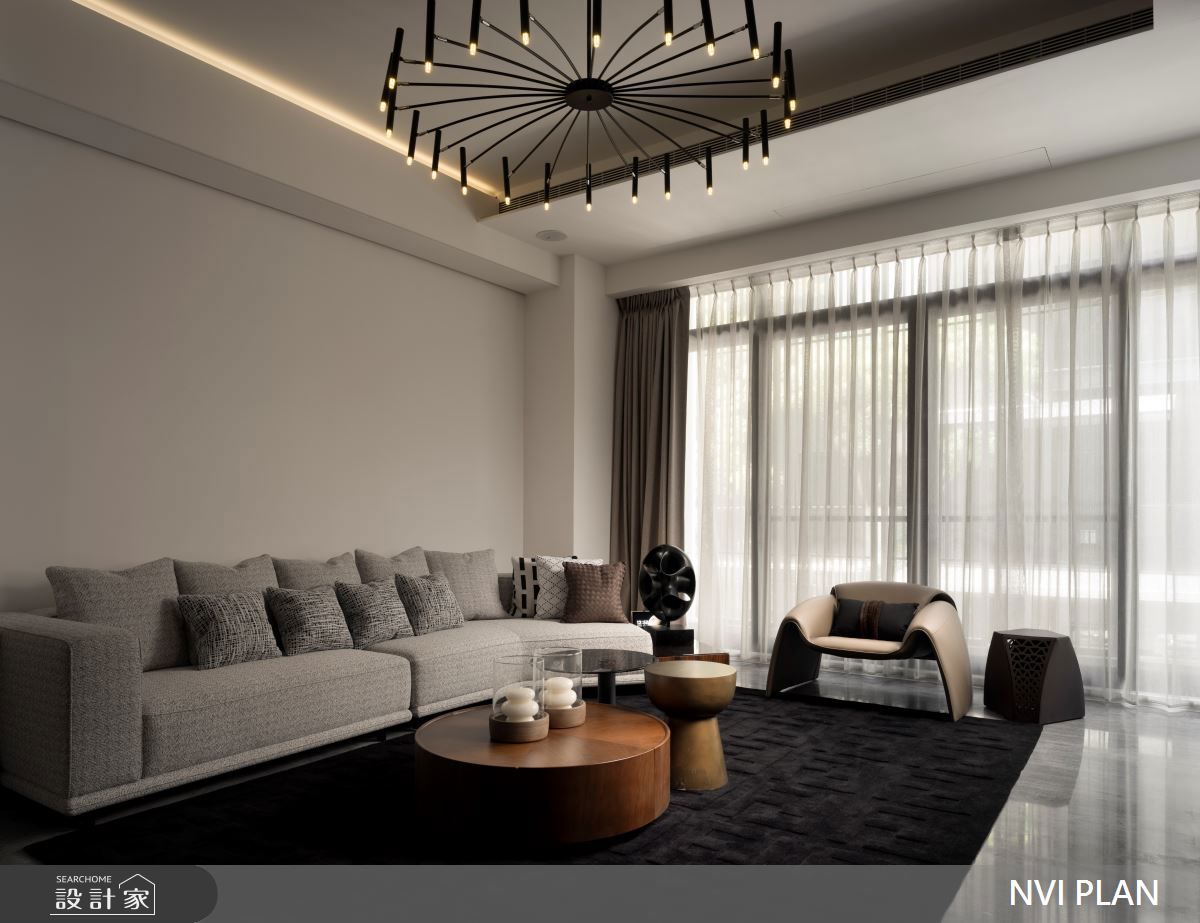 Poliform LE CLUB設計卻強調輕盈感，採用鋼製結構作為支撐，並應用彈力帶提供額外的彈性。