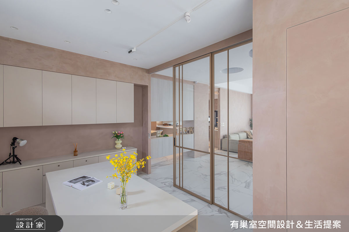 考量女屋主經營烘焙坊的職業特性,也打造寬敞工作區域,方便拍攝、製作,也能同步照看孩子們的活動。