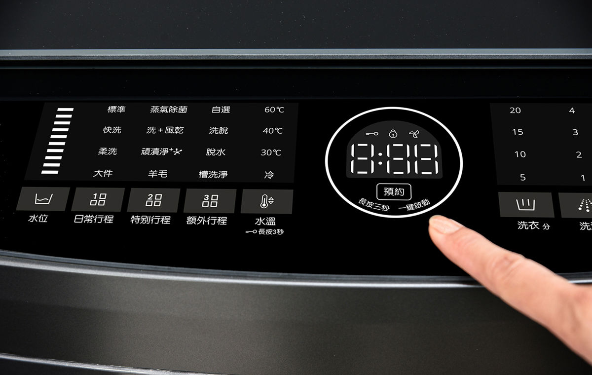 SaniPro 17公斤DD直驅變頻蒸氣直立洗衣機搭載 6th Sense 第六感智慧偵測系統，結合全觸控面板與 Load & Go 洗劑自動投入技術，只需輕輕長按一鍵，就能快速啟動洗衣行程。（圖／台灣惠而浦提供）