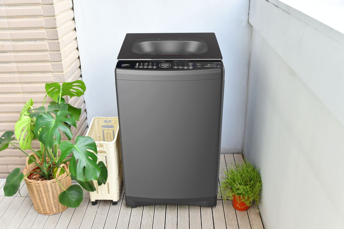 SaniPro 17公斤DD直驅變頻蒸氣直立洗衣機機身寬度僅60.1公分，同時擁有加大桶槽設計，輕鬆滿足空間收納與洗衣容量的雙重需求。（圖／台灣惠而浦提供）