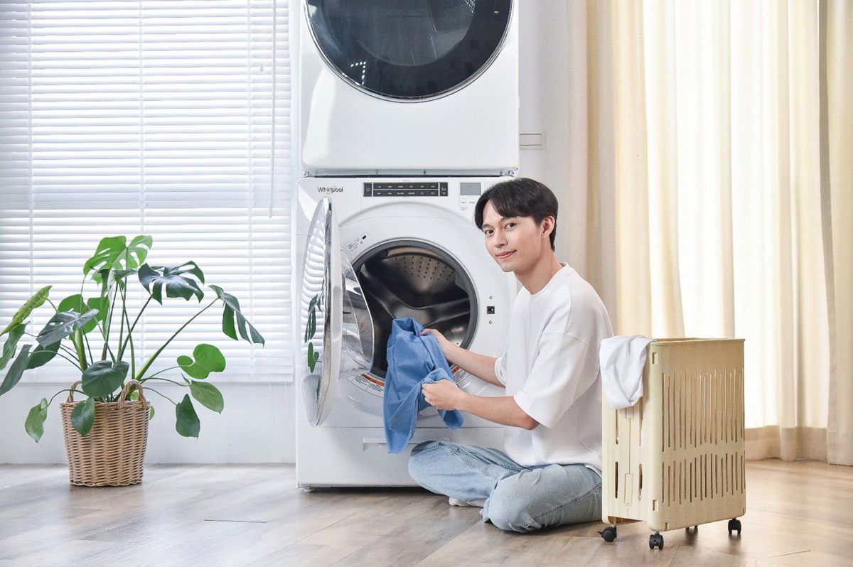 W Collection 17KG 蒸氣洗滾筒洗衣機搭載 6th Sense 智慧偵測與 Steam Clean 蒸氣深層洗淨科技，精準投放洗劑、徹底瓦解汗漬油垢，從源頭洗出衣物纖維間的清新潔淨。（圖／台灣惠而浦提供）