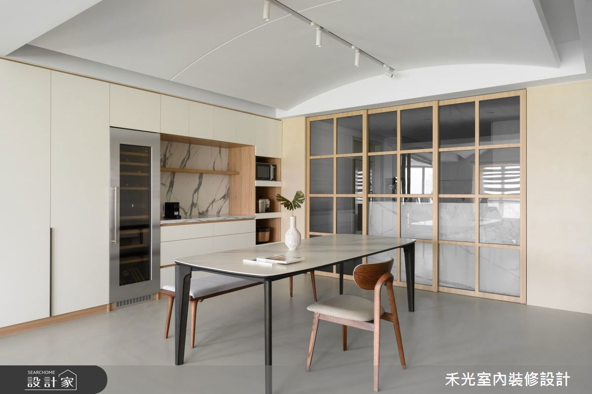 白色在日式混搭風中扮演著基底色的重要角色，但它絕非單一的純白色