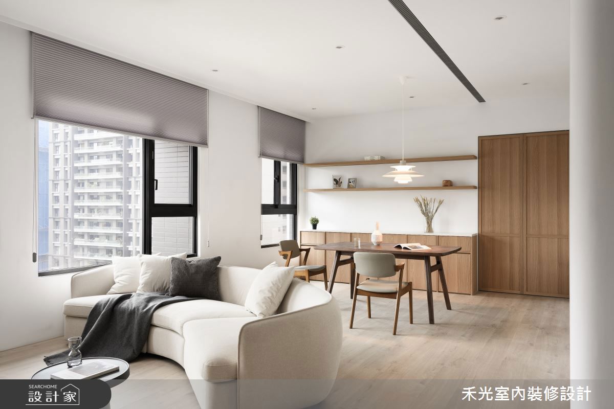 低矮傢俱能讓空間看起來更開闊，也符合席地而坐的文化習慣