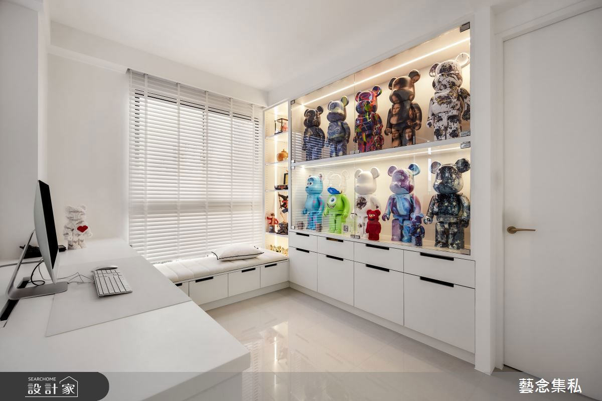 量身訂製純白櫃體,嵌入燈帶並搭配玻璃門片,讓限量發行、價格高貴的庫柏力克熊BE@RBRICK公仔,在光影中展現收藏美學